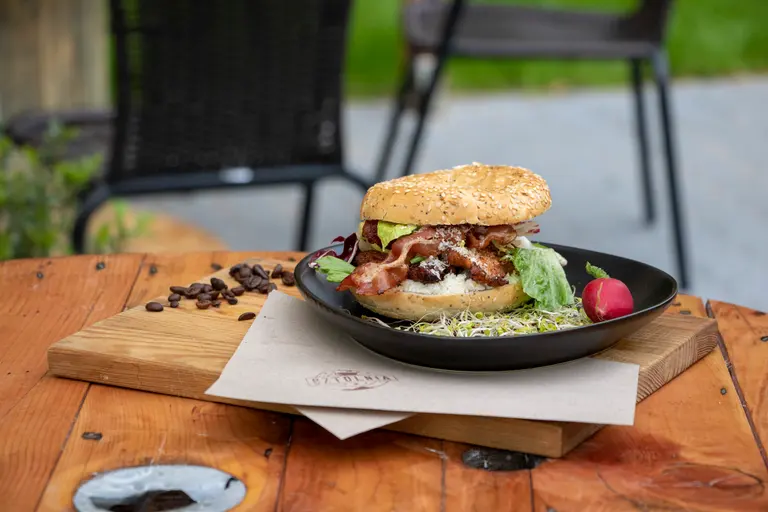 Burger podany w kawiarni Sztolnia
